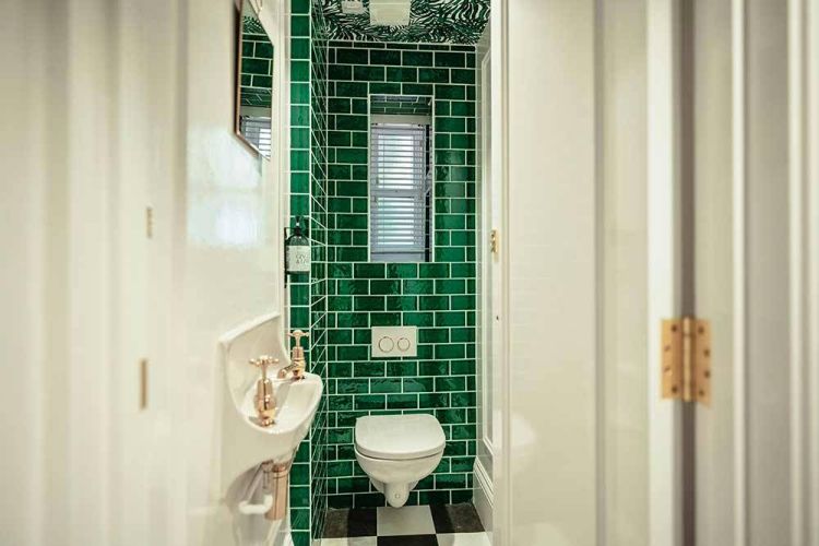 μικρό WC με πράσινα πλακάκια τύπου subway και μοντέρνα διακόσμηση