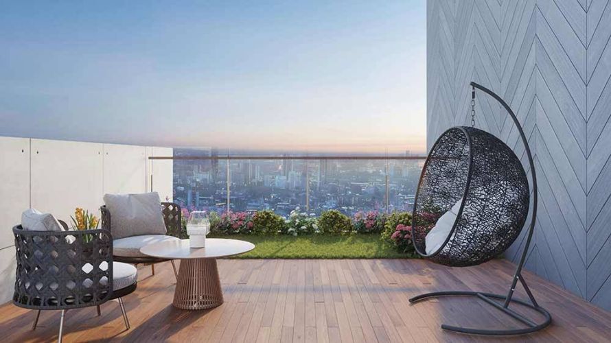 μοντέρνο μπαλκόνι με θέα πόλης και ξύλινο deck