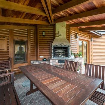 παραδοσιακό BBQ με ξύλινη τραπεζαρία σε σκεπαστή βεράντα