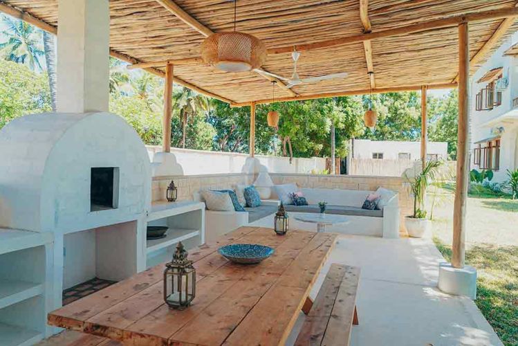 σκεπαστός χώρος BBQ με καθιστικό και ενσωματωμένο πάγκο