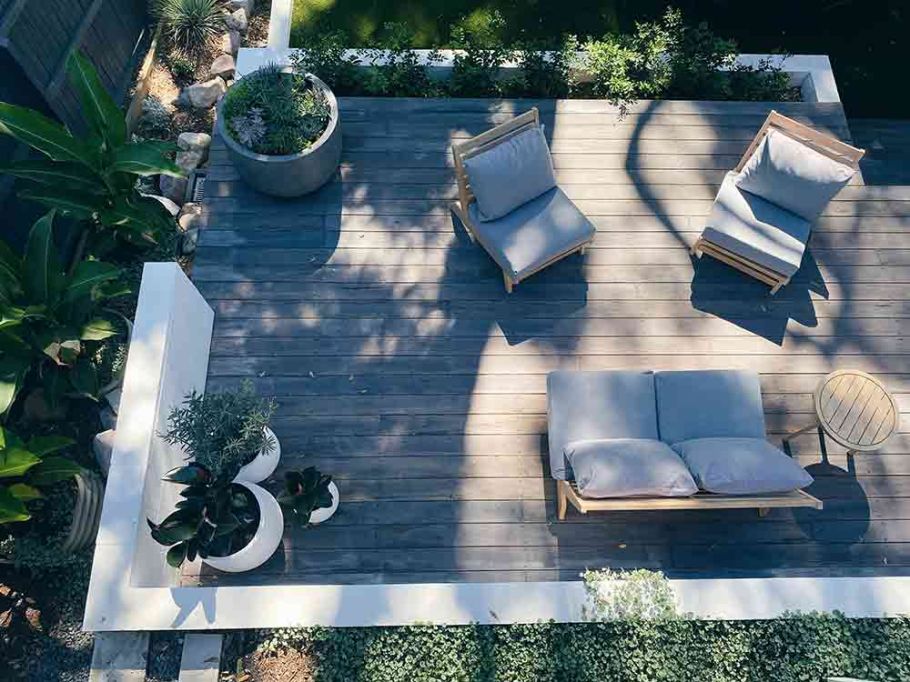 μοντέρνα ταράτσα με ξύλινο deck και lounge καθιστικό