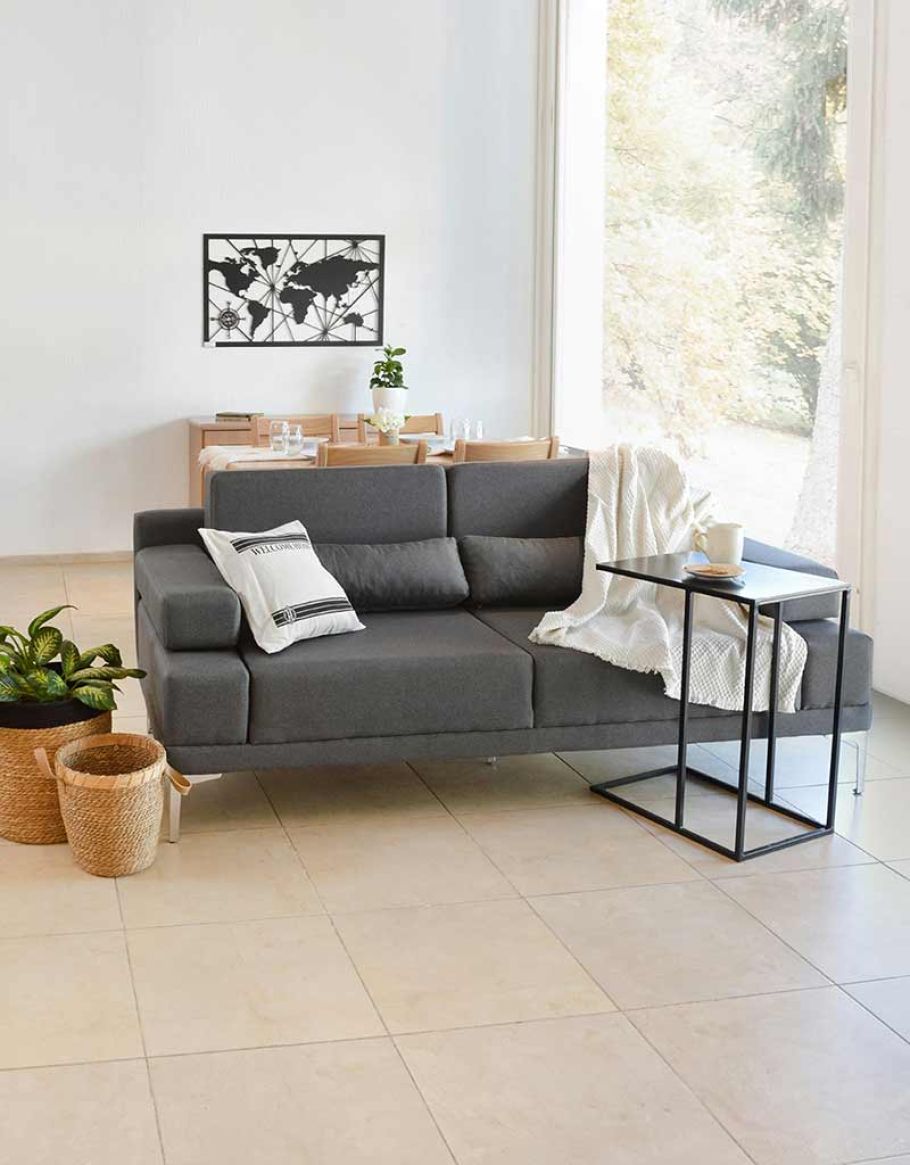 minimal σαλόνι με ανοιχτόχρωμα πλακάκια και φυσικό φωτισμό από μεγάλο παράθυρο