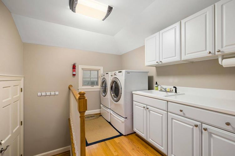 μοντέρνο laundry room με πλυντήριο και στεγνωτήριο σε σειρά