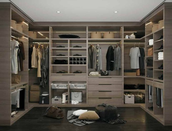 walk in closet με ανοιχτές ντουλάπες και οργανωμένη αποθήκευση ρούχων
